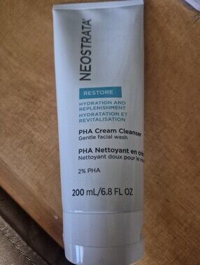 NEOSTRATA Restore PHA Cream Cleanser — White